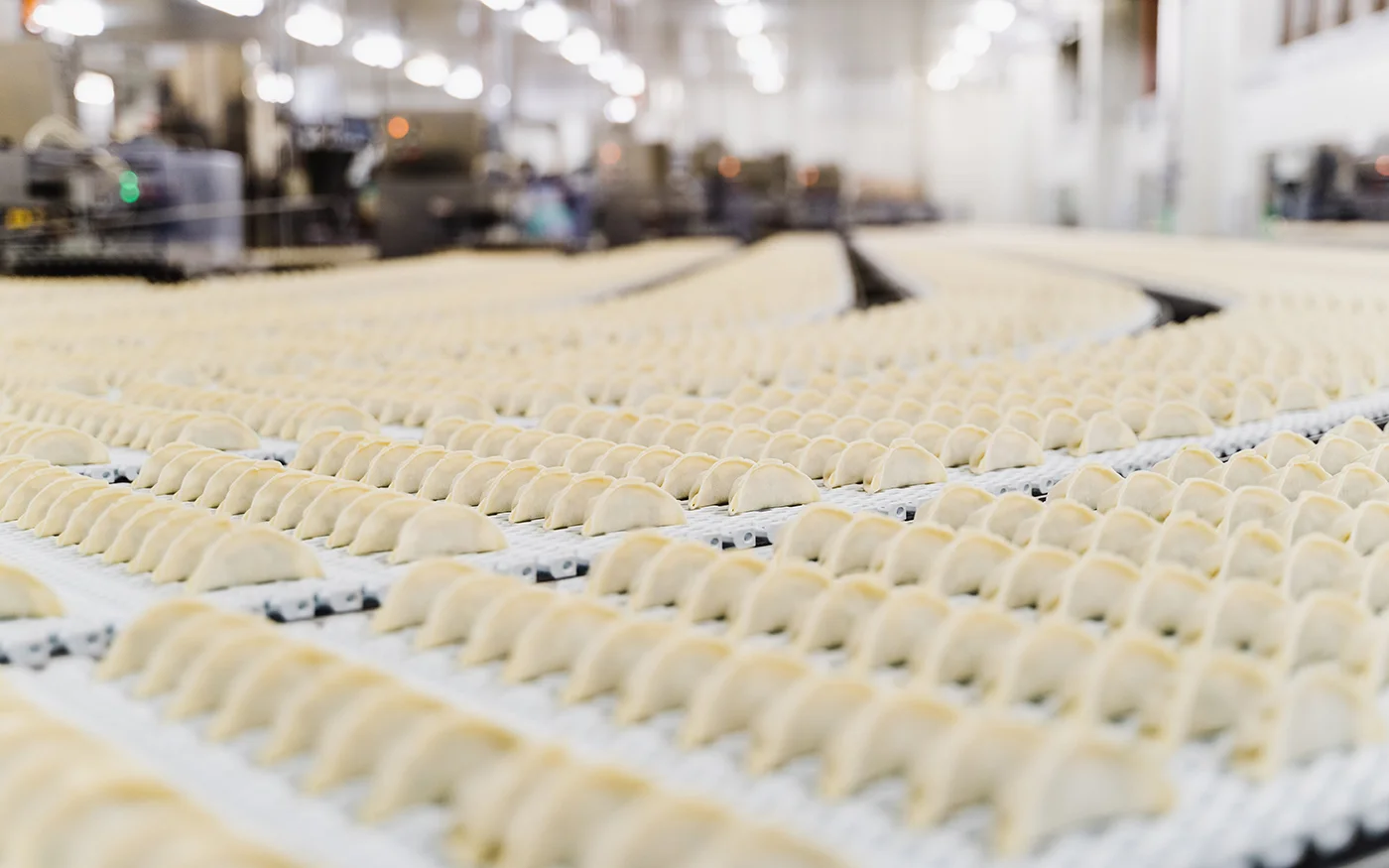 画像：行田工場内　餃子ライン