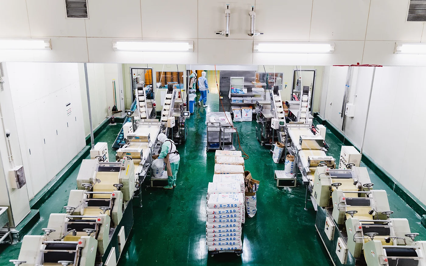 画像：行田工場内　麺ライン1