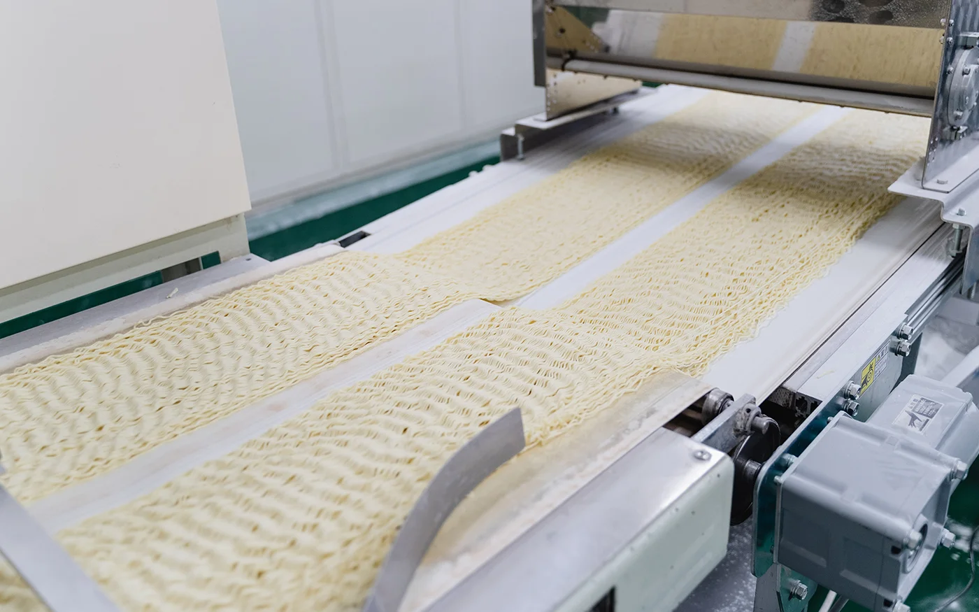 画像：行田工場内　麺ライン2